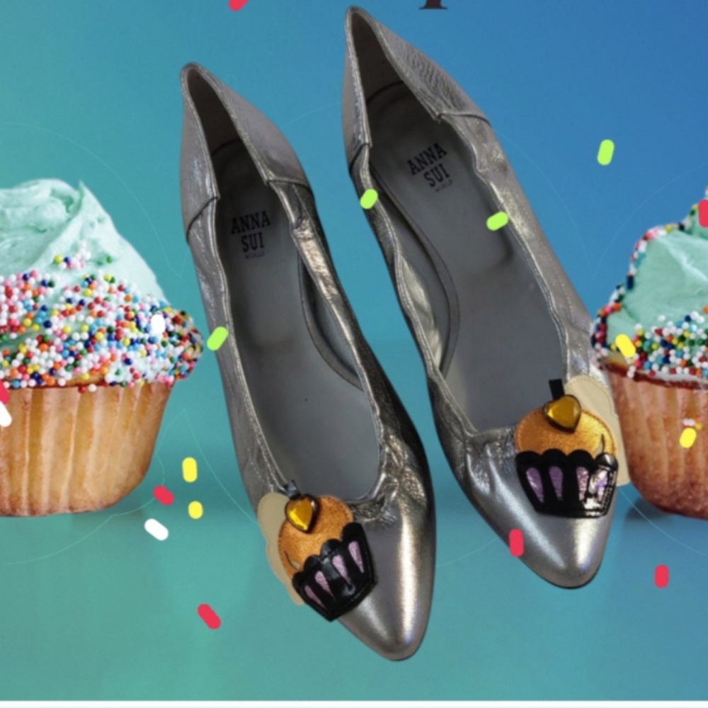ANNA SUI """SUPER RARE"""SILVER METALLIC LEATHER  "CUPCAKE" FLATS